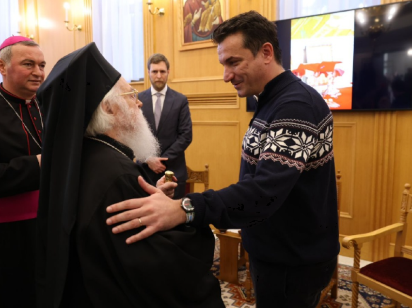 “Këtë vend e çojnë përpara vetëm shqiptarët”/ Veliaj uron Krishtlindjen nga Kisha Ortodokse: Më shumë dashuri, më pak inat