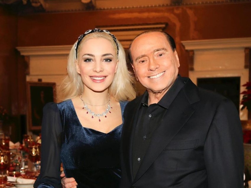 “Gëzuar Krishtlindjet dashuria ime”- Politikania italiane kujton Silvio Berlusconi dhe publikon imazhin në krah të tij: Të dua pa masë