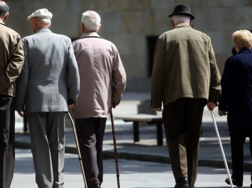 Pensionistët thonë se 100 euro s’u dalin as për barna, kërkojnë rritje të pensioneve
