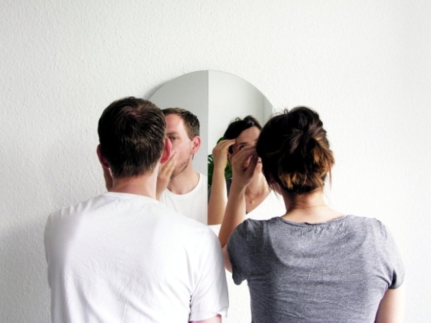 Përse dukemi më mirë para pasqyrës sonë sesa në foto?