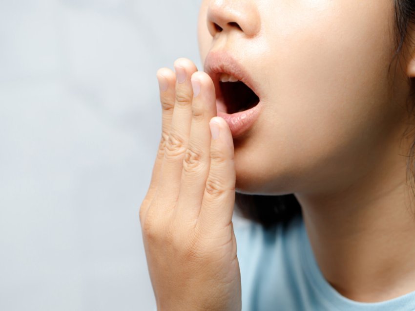 Era e keqe e gojës – Çfarë e shkakton dhe ushqimet që e largojnë