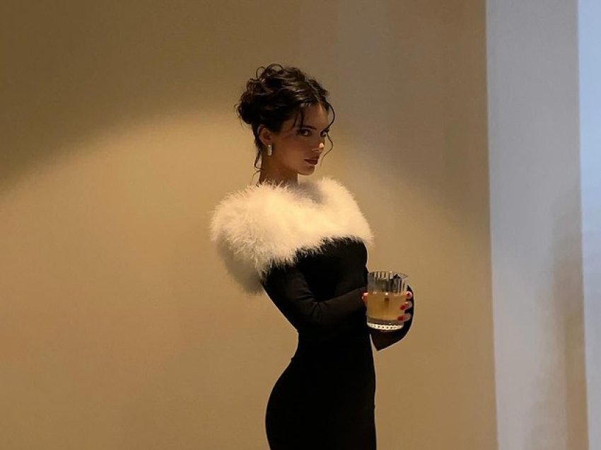 Kendall Jenner magjeps teksa ndan fotografi nga festa, në natën e Krishtlindjes
