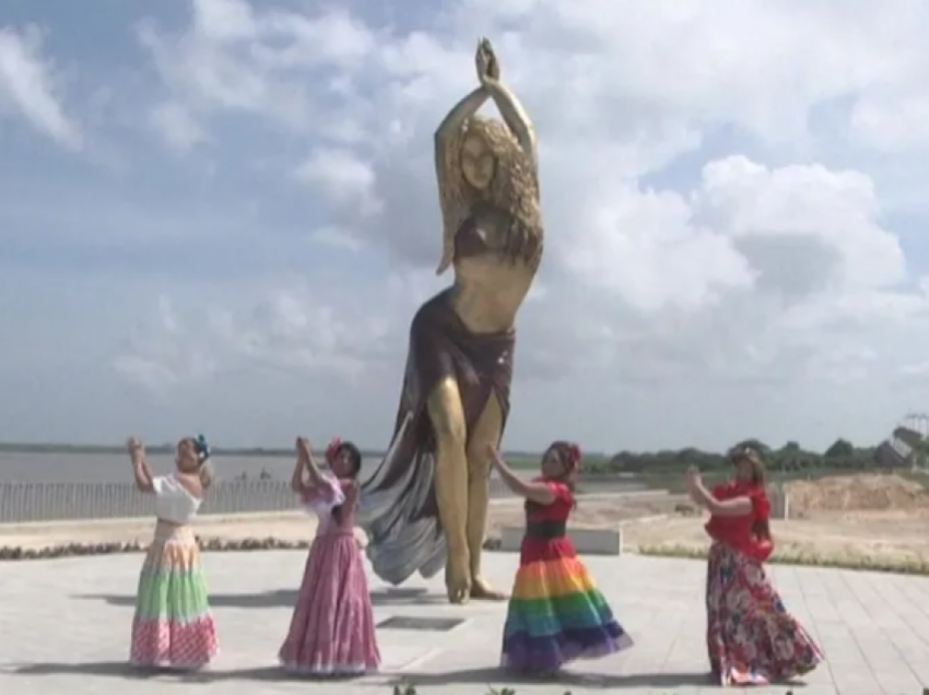 Statuja e madhe e Shakirës u zbulua në qytetin e saj të lindjes Barranquilla