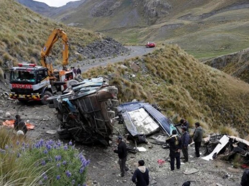 3 të vdekur dhe 19 të plagosur pasi autobusi rrëzohet në një luginë në Bolivi