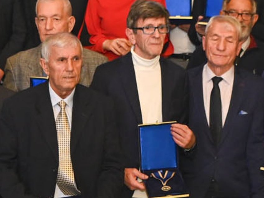 Kosova e nderoi me medalje presidenciale Zoran Batroviqin, tandemin e Fadil Vokrrit 