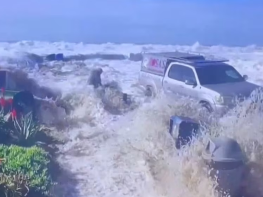 Valë gjigante rrezikojnë njerëzit dhe shtëpitë në një qytet të Kalifornisë