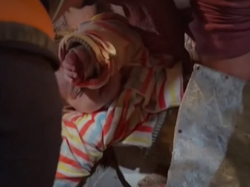 Momenti kur foshnja nxirret e gjallë nga rrënojat pas sulmit ajror në Gaza