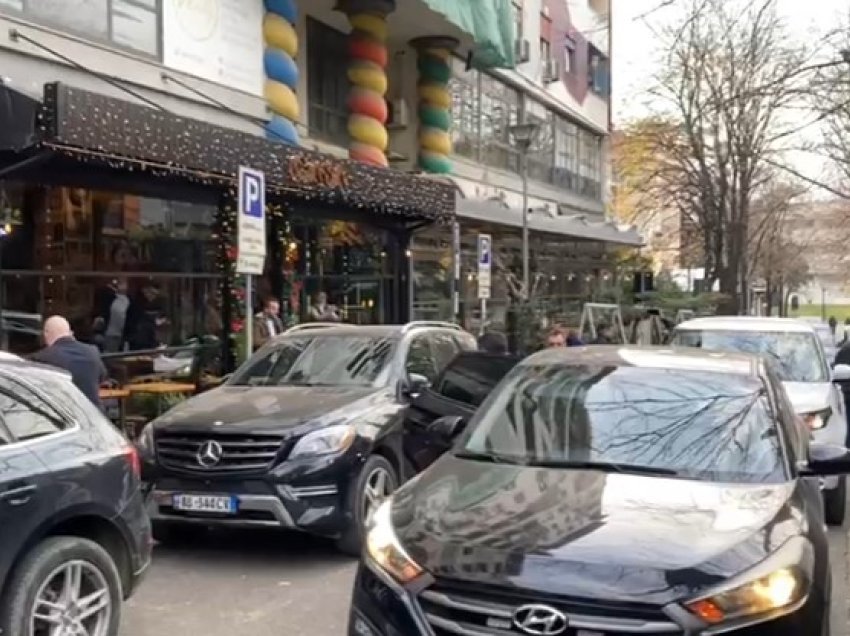 Oficerët e policisë gjyqësore mbërrijnë te Berisha për t’i komunikuar vendimin