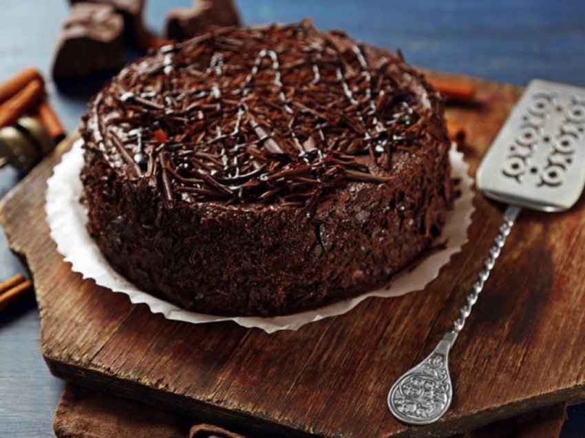 Tortë çokollatë me shije të përsosur: Zbukurojeni tavolinën e Vitit të Ri me fantazinë e shijes së mrekullueshme!