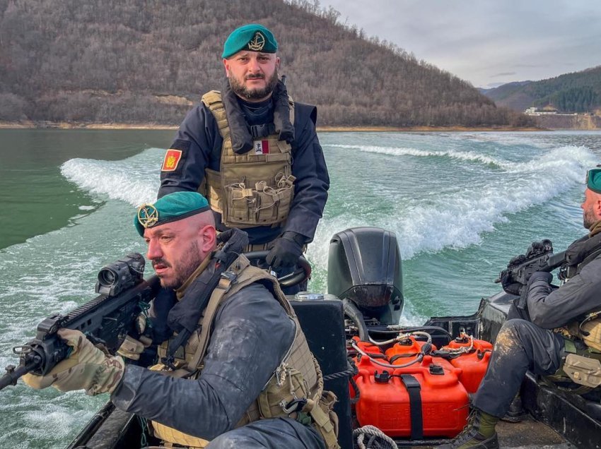 Pamjet/ Ushtarët italianë kryejnë stërvitje specifike në liqenin e Ujmanit