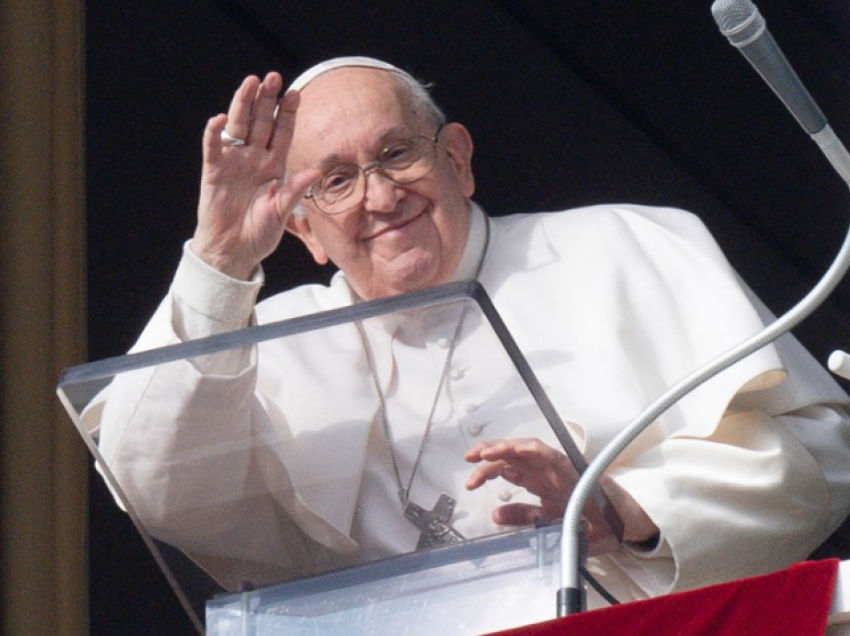 “Jetë njerëzore janë shkatërruar nga konfliktet e armatosura”, Papa Françeku: Viti 2023 i dominuar nga lufta, t’i jepet fund!