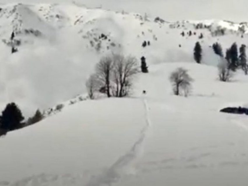 Nga orteku në Himalaje, humbin jetën dy skiatorë dhe 19 tjerë mbesin të ngujuar në borë