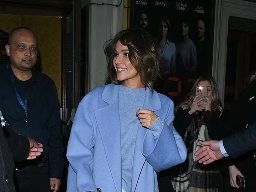 Cheryl me një pallto blu tregon elegancën e saj