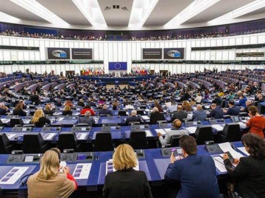 Parlamenti Evropian kërkon t’u heqë imunitetin deputetëve të dyshuar për korrupsion