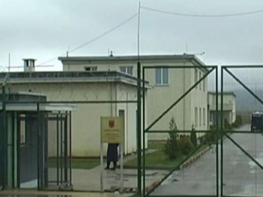 I dënuari godet policin në burgun e Drenovës
