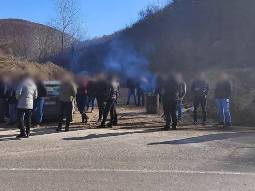 Serbët bllokojnë rrugën që dërgon në Leposaviq 