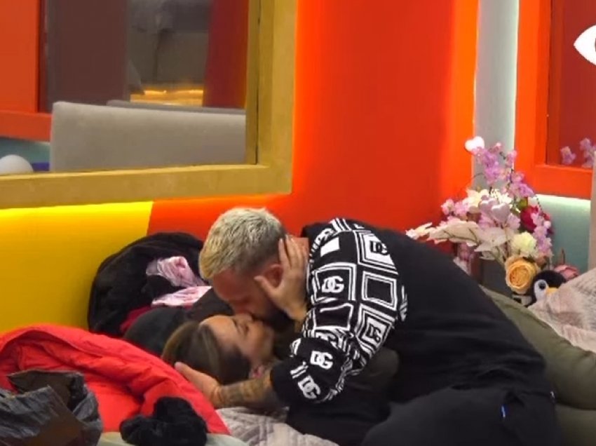 Të shtrirë në shtrat, Kiara dhe Luizi nuk ndalen teksa shijojnë një puthje plot afsh