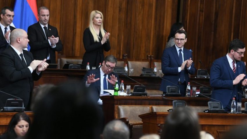 Pas Koresë së Veriut, ndodhë edhe në Serbi – deputetët e pozitës e duartrokasin për më shumë se tre minuta Vuçiqin