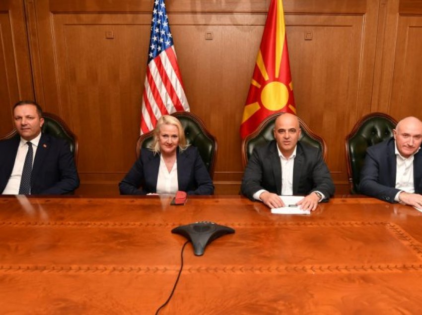 Kovaçevski bisedë telefonike me Chollet: Mbështetje e madhe nga SHBA-të për Maqedoninë e Veriut
