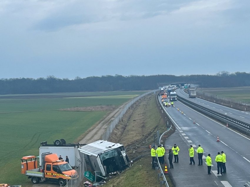 Aksident i rëndë: Një autobus del nga autostrada, të paktën tre të vdekur