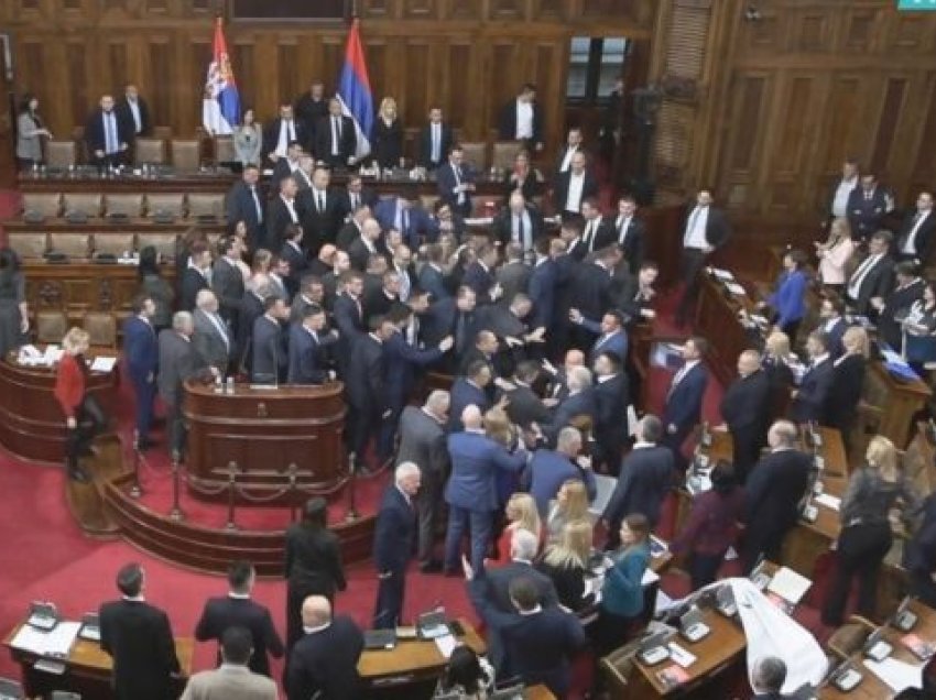 Skena qesharake në Parlamentin serb, deputeti ofron ‘shërbime’ se si duhet të rrihen deputetët