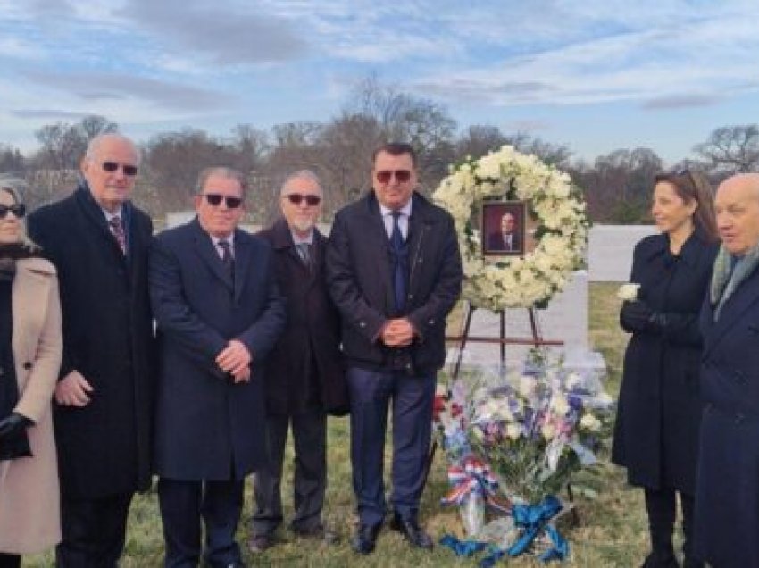 Homazhe tek varri i senatorit Bob Dole nga miqtë dhe bashkëpuntorët e tij