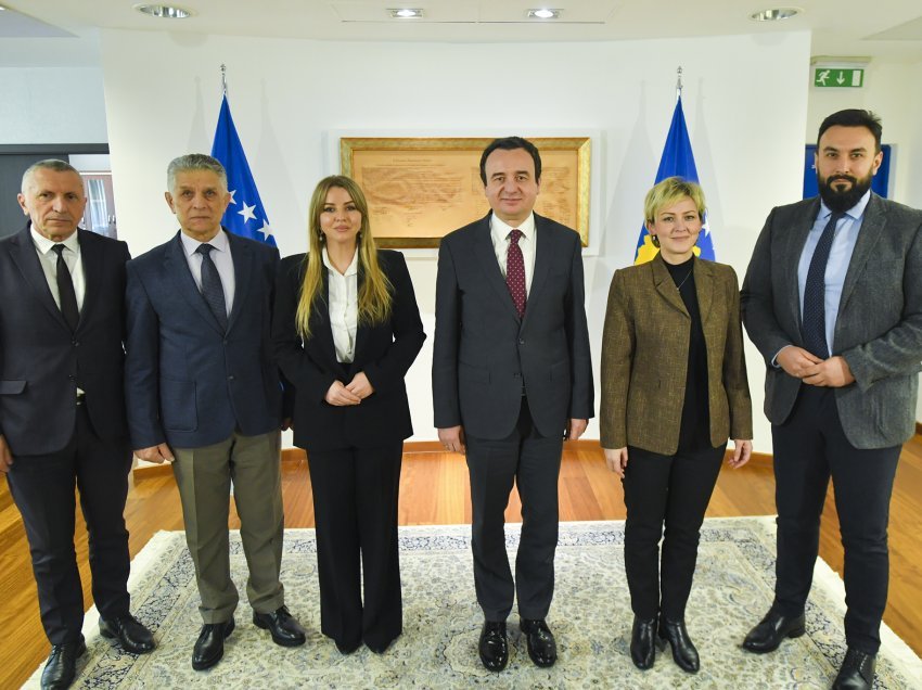 Kryeministri Kurti takohet me përfaqësuesit shqiptarë e boshnjakë nga Serbia, kërkohet reciprocitet i të drejtave
