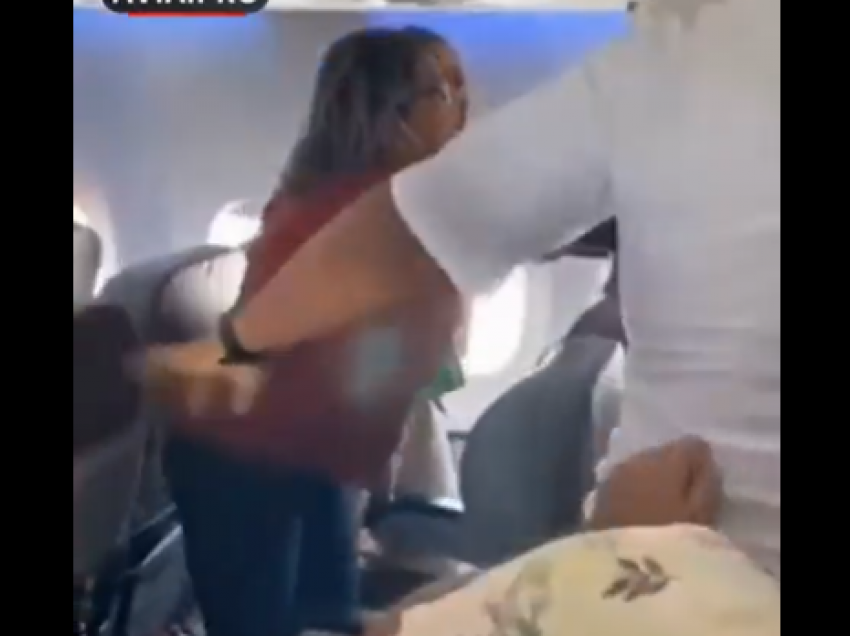Përleshje masive në një aeroplan: 15 gra godasin egërsisht njëra-tjetrën 