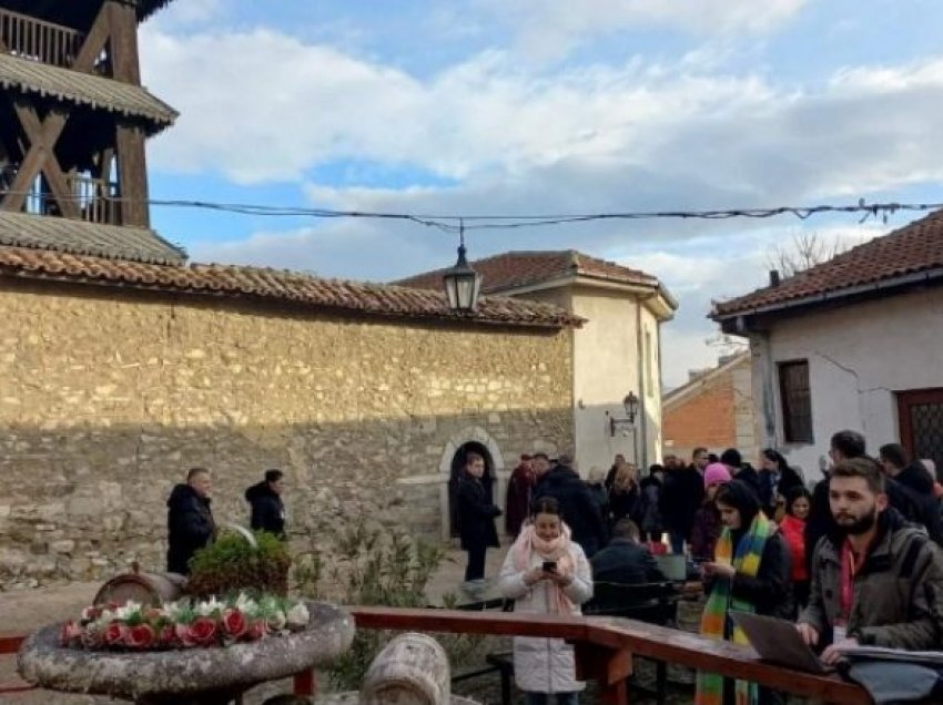 Policia kufizon lëvizjen e gazetarëve para kishës ku gjendet varri i Goce Dellçevit