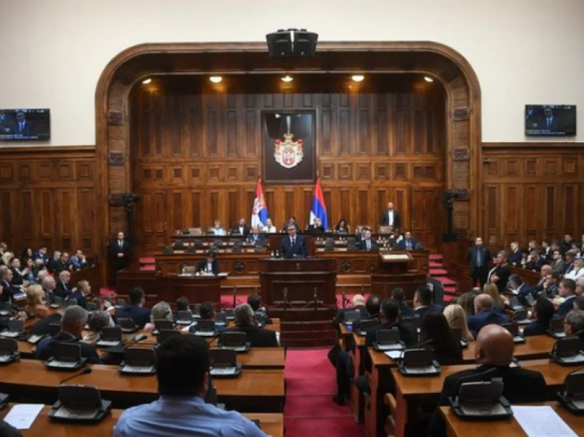 E injoroi diskutimin për Kosovën, deputeti serb kapet duke shikuar film pornografik gjatë seancës së kuvendit 