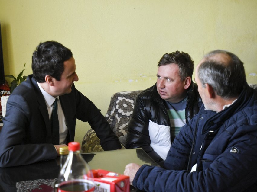 Kryeministri Kurti viziton familjet Miletiq dhe Komatoviq nga Komuna e Istogut