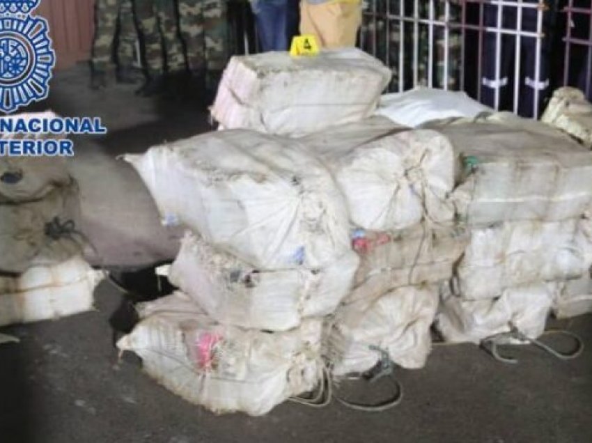 Në hetim prej 8 muajsh/ Bandës shqiptare i sekuestrohen 805 kg kokainë pranë Senegalit, 7 të arrestuar