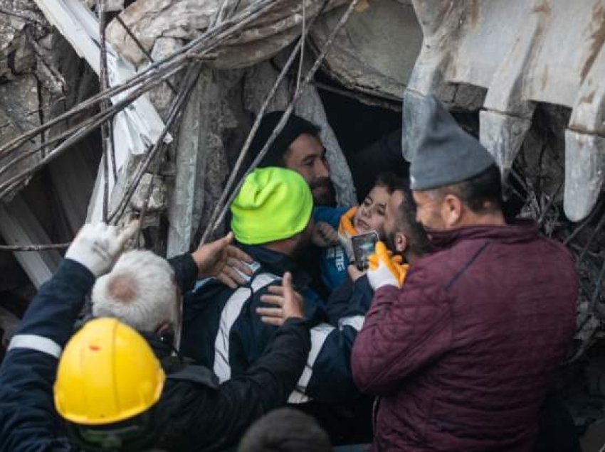 Tërmeti në Turqi, 8-vjeçari bashkohet me nënën pas 52 orësh i bllokuar në rrënoja