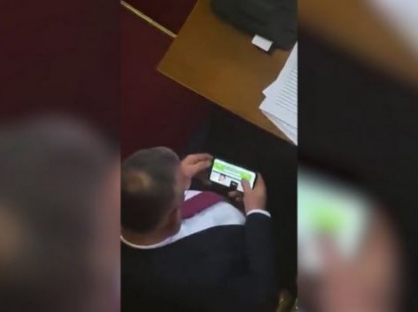 Është miratuar dorëheqja e deputetit serb që ka parë videon porno në Kuvend