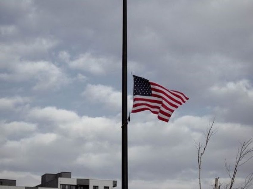 ​Ambasada amerikane në Prishtinë ul flamurin në gjysmështizë