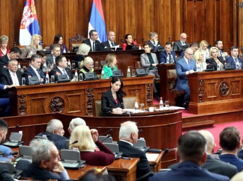 Të gjitha “aferat seksuale” në Kuvendin e Serbisë: Pse deputeti i Daçiqit kaloi më së keqi?