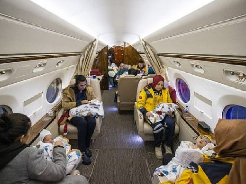 Avioni i Erdogan plot me bebe, foshnjat e shpëtuara nga tërmeti dërgohen në Ankara
