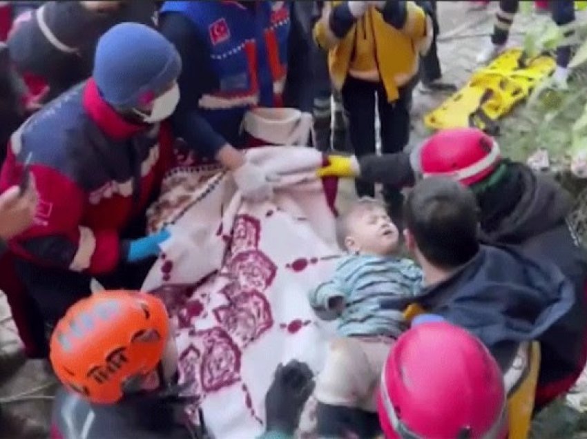 ​Foshnja 2-vjeçare nxirret e gjallë nga rrënojat 79 orë pas tërmetit në Turqi