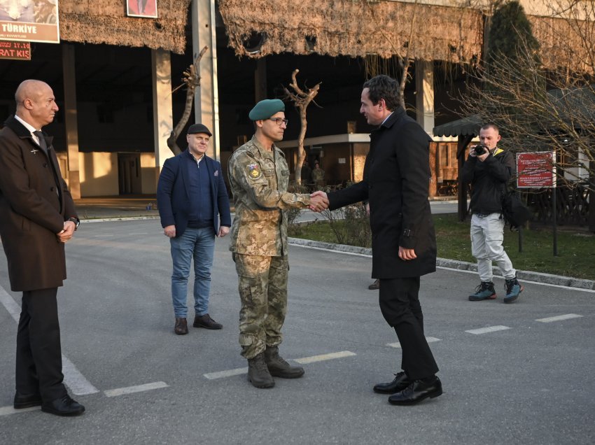 Kryeministri Kurti vizitoi bazën ushtarake të KFOR-it turk në Prizren