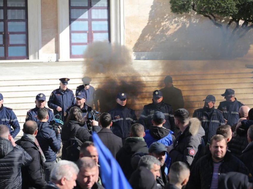 Tre protestues shoqërohen për hedhjen e tymuesve, më herët Berisha bëri thirrje për lirimin e tyre