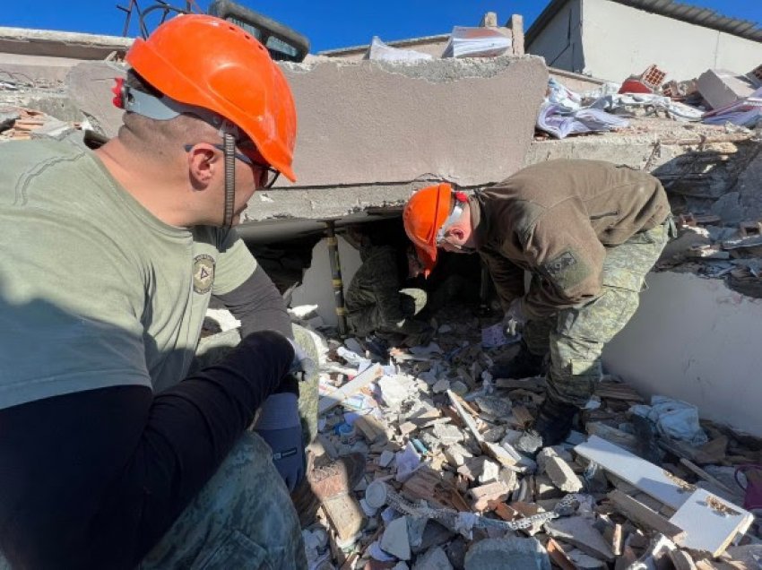 Pas 162 orëve nën rrënoja, ekipi i FSK-së shpëton një 13 e një 50-vjeçar në Turqi