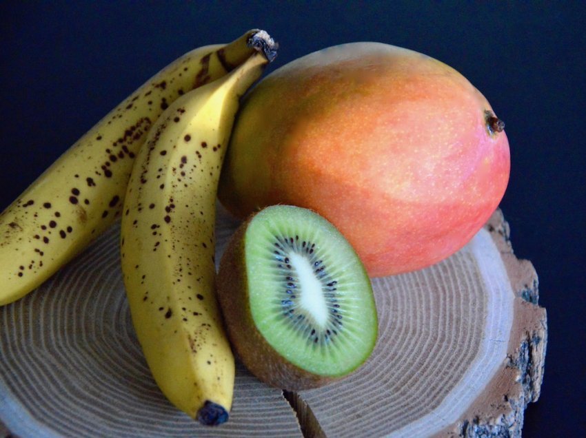 Nga kivi te banania, 5 fruta që mund të hahen me lëvore