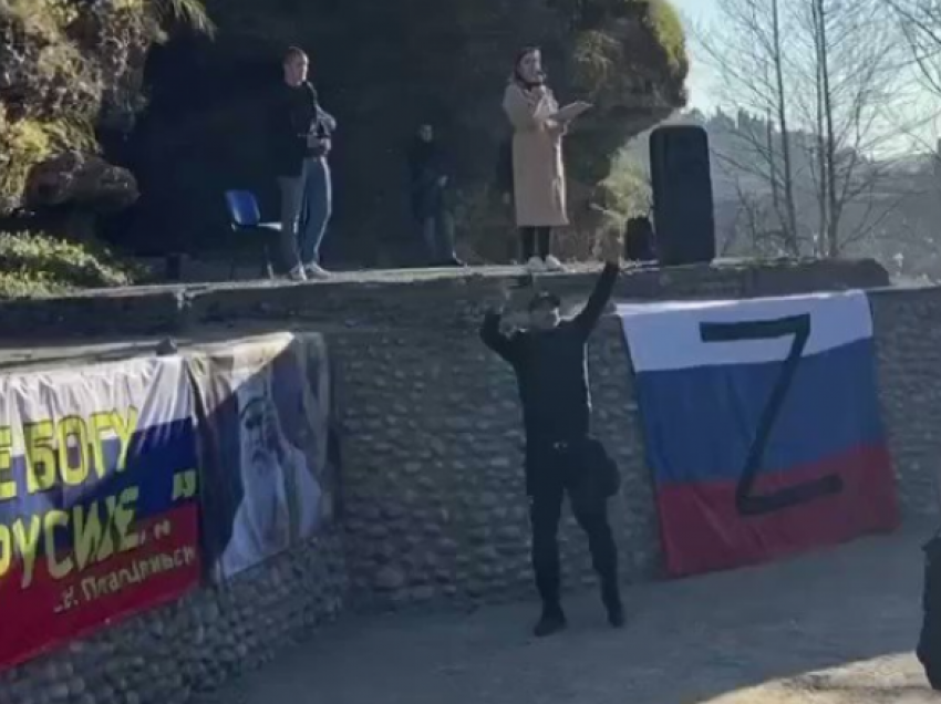 Pamje urrejtëse: Nacionalistët serbë në Mal të Zi, këndojnë këngë shoviniste për Kosovën