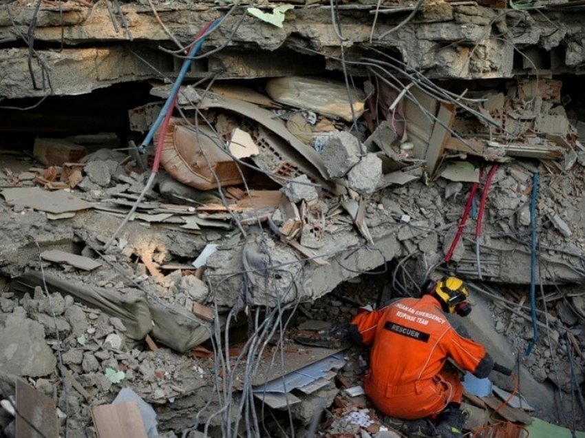 LIVE: Thellohet katastrofa, rritet me shpejtësi numri i viktimave nga tërmeti –  fillon ‘vala’ e arrestimeve në Turqi