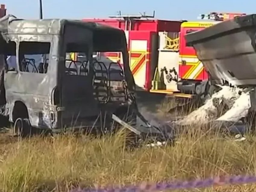 Tragjedi/ Autobusi përplaset me një makinë, 20 të vdekur dhe 60 të plagosur