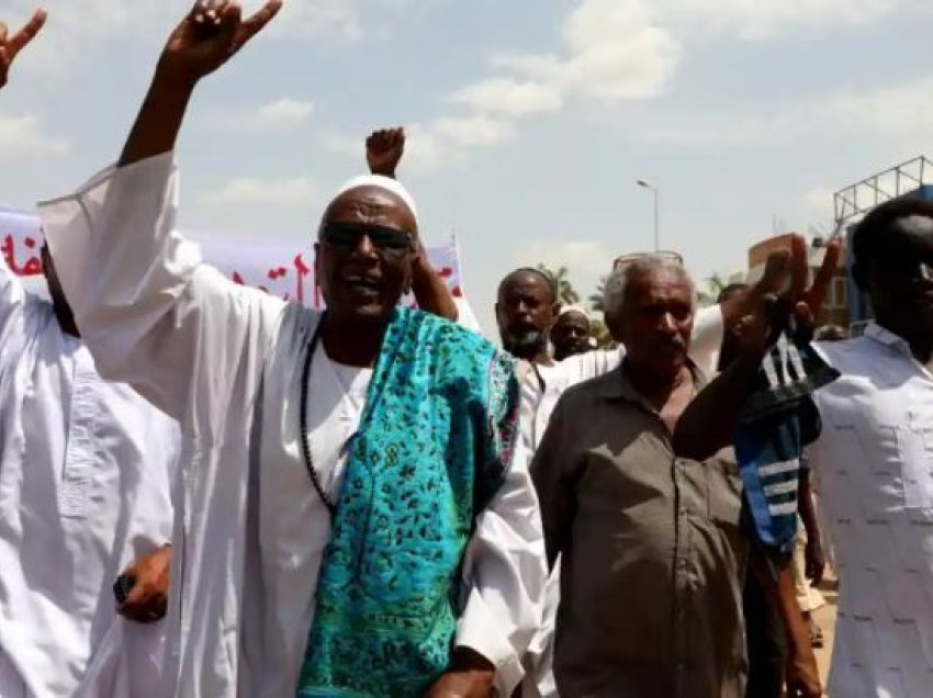 Tre burra dënohen me prerje dore në Sudan për vjedhje