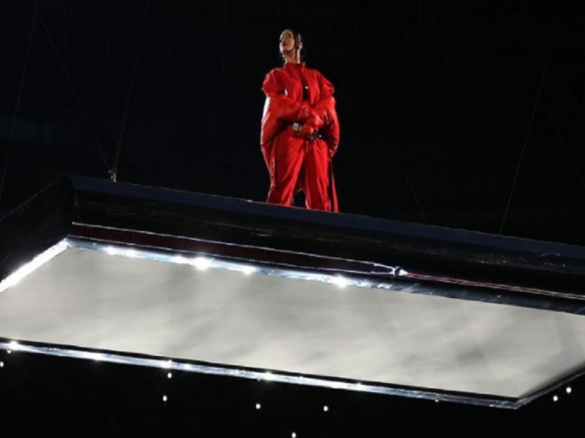 Si Rihanna dhe ekipi i saj arritën të qëndrojnë aq lart në ajër në shfaqjen e “Super Bowl”?!