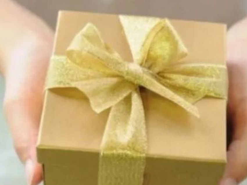 Tri dhuratat që nuk duhet t’ua jepni kurrë të tjerëve