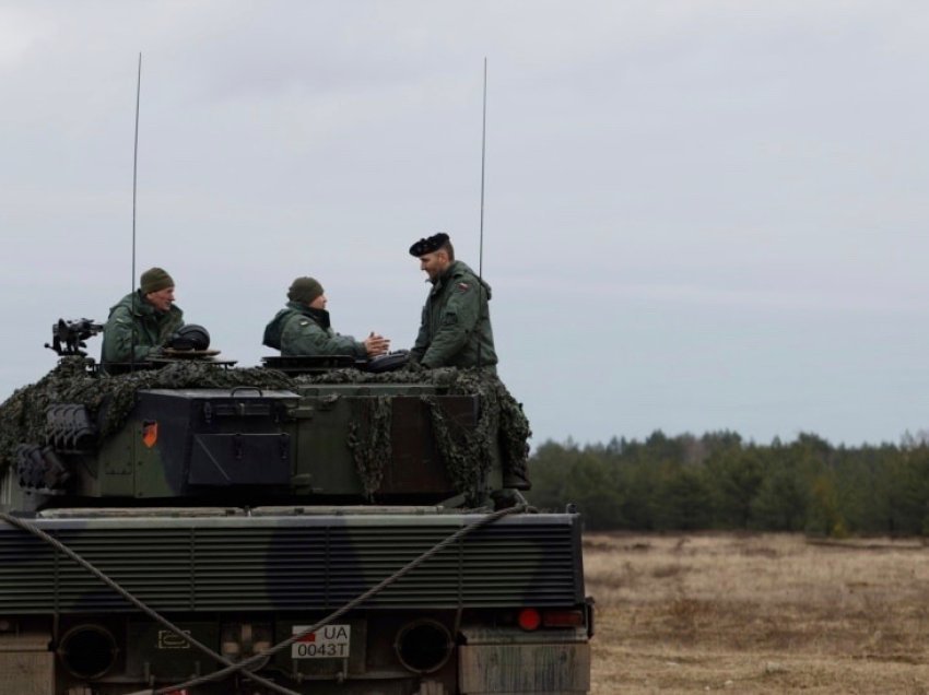 Poloni, ushtarët ukrainas mësojnë si të përdorin tankun Leopard 2
