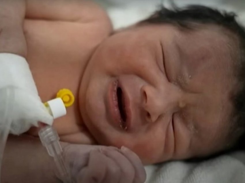 Foshnja e lindur nën rrënoja në Siri u zhvendos nga spitali, dikush donte ta rrëmbente atë
